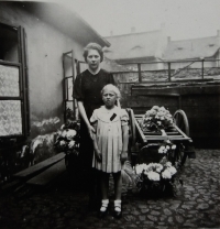 S maminkou na pohřbu dědečka v Plzni