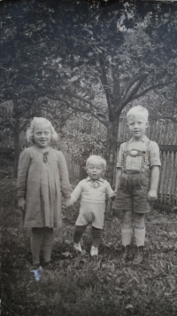 S bratrem v Bečově v roce 1937