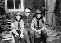 Pamětník s bratrem a otcem v roce 1969