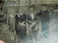 Rodina Šimkova (rodiče - Helena a Josef a děti Antónie a Václav). Jediná fotografie dochovaná z Volyně