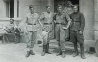 Uprostřed bratranec Antonín Glanc v československém armádním sboru