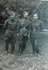 Uprostřed otec Josef Šimek v československém armádním sboru v roce 1944