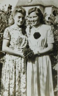 Vlevo Antonie Kašparová  (Šimková)