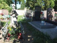 Hřbitov v Kralupech nad Vltavou, místo posledního odpočinku Hugova bratra Williho, mezi zachovanými hroby