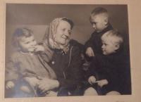 Vladimír Zeman se sestrou Marií, bratrem Janem a babičkou Janou Kodejšovou
