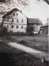 Dům v němž bydleli Harichovi za války v Moravském Karlově (něm. Mährisch Karlsdorf)