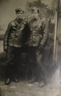 Vojtěch Cimbolinec v armádě (nalevo)