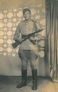 Vladislav Rejsa při vstupu do Rudé armády r. 1945