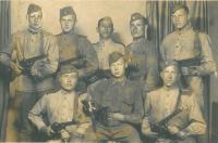 Se spolubojovníky z Rudé armády, Vladislav Rejsa ve druhé řadě první zprava