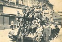 Setkání se spojenci, Vladislav Rejsa zcela vpravo uprostřed, s páskem přes košili