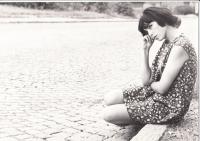 1969, Česká Lípa, Naďa sedí na chodníku, autentické foto Ivan Köhler