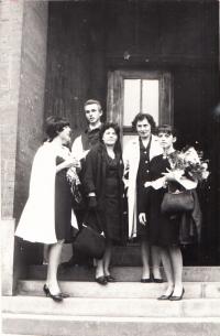 1966 Promoce, Naďa vlevo, nad ní budoucí manžel Ivan Köhler