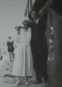Adolf and Olga Munk at the Baltic Sea