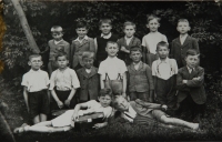 Druhá třída 1940, Jiří Munk horní řada druhý zleva