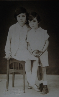 Sourozenci Jiřího Munka: Helena a Viktor, 1931