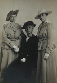 Olga Munková (Náchodová) vpravo 