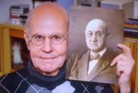 Pan Jiří Munk s fotografií svého dědečka (Praha, 2004)