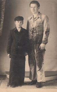 Jaroslav Hrubeš 13 let - čerstvý učeň, bratranec JIří Šebesta 18 let