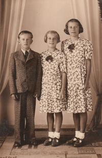 Jaroslav, sestra Marie, sestřenice