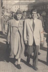 1948 září, s manželkou na ulici