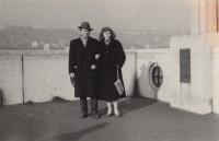 Jaroslav Hrubeš s manželkou Vlastou na starém Trojském mostě, 1955