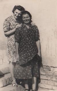 sestra Miluška a maminka Františka, roz. Plačková, 1944