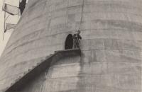 Jaroslav Hrubeš pracuje na chladící věži nedaleko Tábora