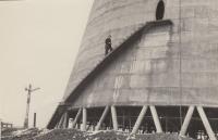 Jaroslav Hrubeš pracuje na chladící věži nedaleko Tábora