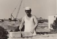 Jaroslav Hrubeš na melouchu - stavba vily v Radlicích 1977 