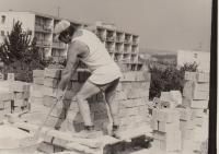 Jaroslav Hrubeš na melouchu - stavba vily v Radlicích 1977