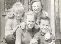 Se sourozenci (uprostřed)