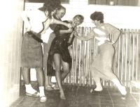 Oslava narozenin s kolegyněmi (uprostřed)