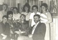 Oslava narozenin s kolegyněmi (uprostřed)