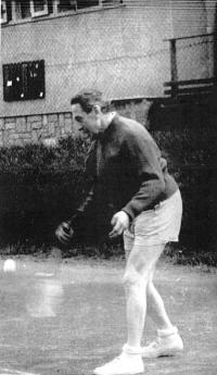 Tatínek Evy hraje tenis Tatranu Střešovice, Praha asi 1970