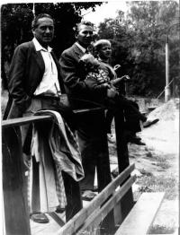 Tatínek Evy pozoruje tenisty ve Střešovicích, asi 1970