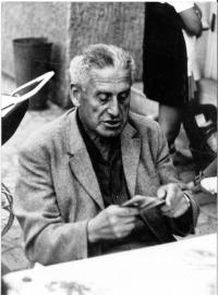 Tatínek Evy při jedné z jeho nejoblíbenějších aktivit, při mariáši, Praha asi 1973