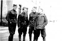 Tatínek Evy (druhý zprava) na vojně s kamarády, Londýn asi 1940