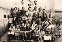 Školní fotografie, 1. třída, Ruth první řada vlevo