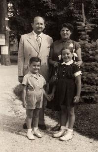 Klára, Tomáš, Ruth, Artur Goldbergerovi, 1954