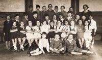 Školní fotografie, Brno 1933, Margalit třetí zleva v první řadě, čtvrtá sestra Ruth