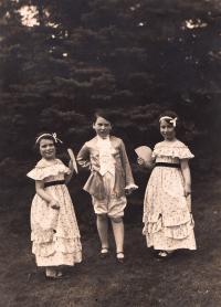 Sisters Sonnenfeld, 1. 4. 1933