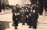 Se skupinou, s níž odjížděla do Palestiny, březen 1940. Margalit vlevo nahoře