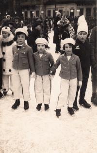 Se sestrami, Brno 1932, Margalit uprostřed