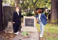 Se sestrou u hrobu rodičů, Brno cca 2000
