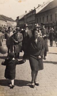 before 1930 - Rena or Hana with their nanny in Strakonice