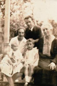 cca 1927 - Karel Fiala a Irma Fialová s dcerami Renou a Hanou a maminkou matky Emilií Kafkovou 