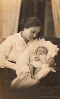 1923, May 5th - Hana/Malka Chana with her mother being 10 weeks old