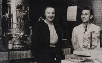 Jaromír s kolegyní u firmy Kuklík, 1945/1946