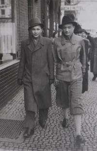 Jaromír (vlevo) s kamarádem, 1939