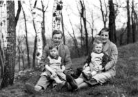 Josef Svoboda na výletě s rodiči sedí na tátově klíně, bratr František s mámou / nedaleko Kladna / 1934